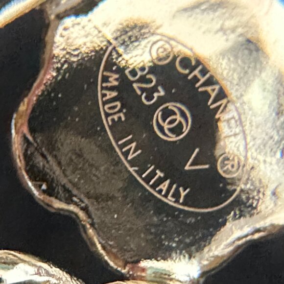 CHANEL 2023V GOLDEN CC LOGO BLACK LEATHER CHAIN SHIELD BROOCH PIN CHARM - Picture 15 of 16